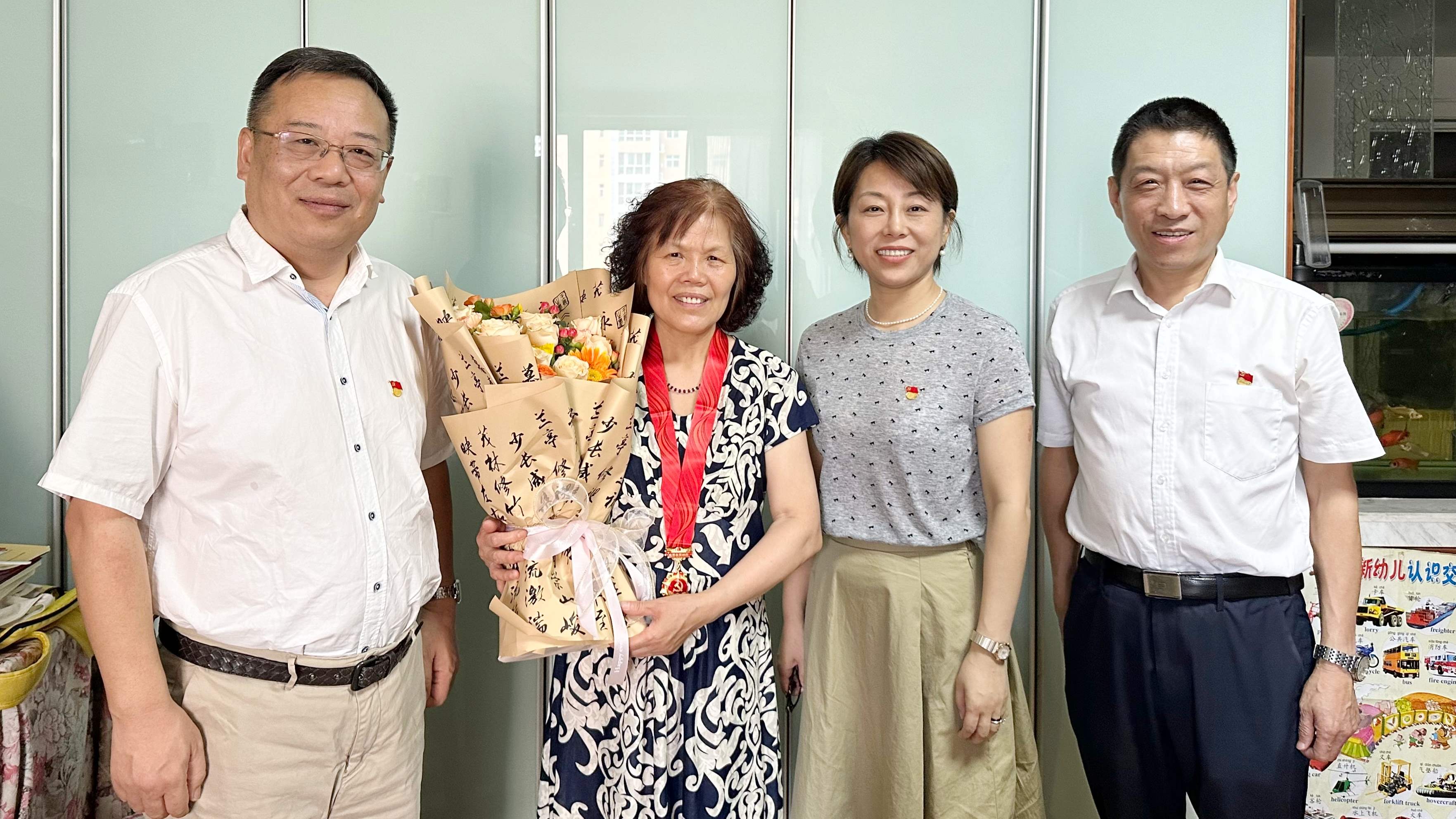 7月，杜璟与单锋安为老党员颁发在党50年纪念章.jpg